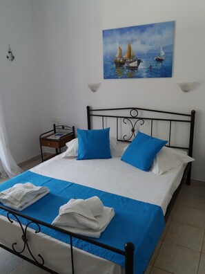 Tweepersoonskamer, uitzicht op bergen | Woonruimte | Een flatscreentelevisie