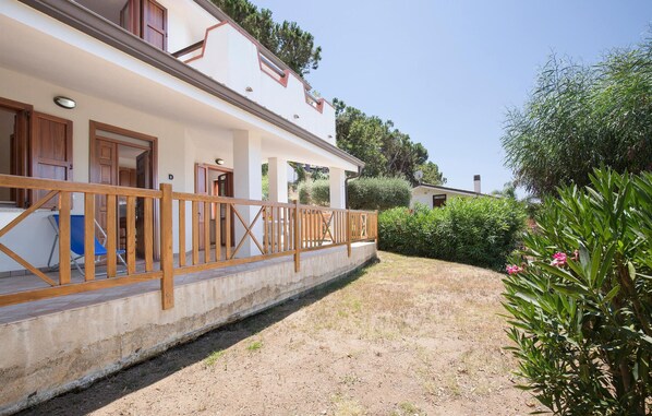 A two-story building with a covered porch and a wooden railing. - 3 bedroom nice apartment in Joppolo VV (Joppolo VV)