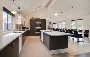 Réfrigérateur, micro-ondes, plaque de cuisson, lave-vaisselle
