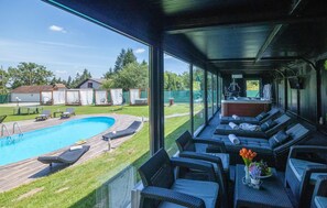 Lämmitetty uima-allas