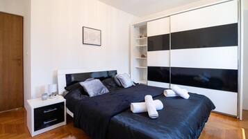 3 bedrooms, travel crib, free WiFi, bed sheets