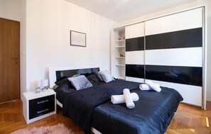 3 bedrooms, travel crib, free WiFi, bed sheets