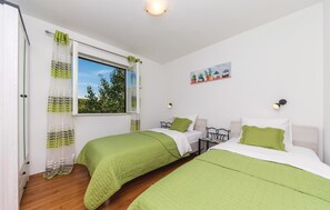 2 bedrooms, travel crib, free WiFi, bed sheets - Gorgeous home in Trilj (Trilj)