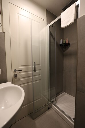Økonomi-dobbeltrom, 1 queensize-seng, privat bad (external) | Bad | Dusj, regndusjhode, toalettartikler (inkludert) og hårføner