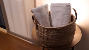 A wicker chair with two towels placed on it. - Dimora Megaride (Naples)