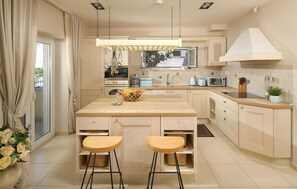 Réfrigérateur, micro-ondes, plaque de cuisson, lave-vaisselle