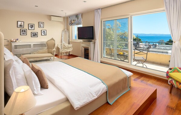 5 bedrooms, in-room safe, travel crib, free WiFi