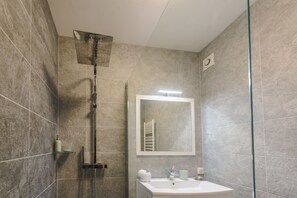 Douche, sĂšche-cheveux, serviettes fournies, savon