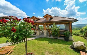 Property grounds - Stunning home in Donja Voca (Donja Voca)