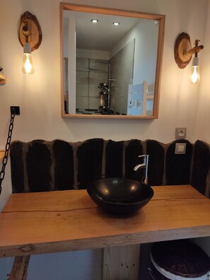 Douche, sèche-cheveux, savon, papier toilette