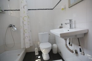 Camera doppia, non fumatori | Bagno | Doccia, set di cortesia gratuito, asciugacapelli