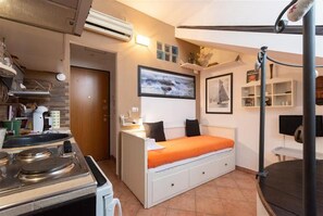 Estudio | Tabla de planchar con plancha y ropa de cama