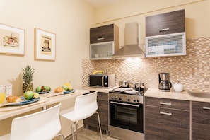 Apartment, 4 Bedrooms, City View | Private kitchen