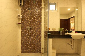 Bathroom - Spacious 4pax, 5 Mins BTS, Free WIFI, near Silom (Sathorn)