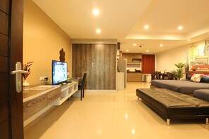 1 bedroom, Internet - Spacious 4pax, 5 Mins BTS, Free WIFI, near Silom (Sathorn)