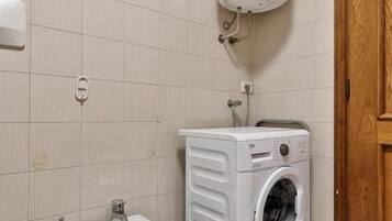 Studio | Bathroom | Combined shower/bathtub, towels, shampoo