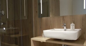 Shower, hair dryer, towels - K6 Seminarhotel GmbH (Halberstadt)