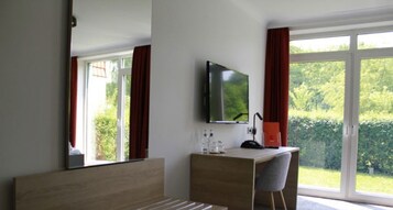 Quarto casal conforto | Área de estar | TV de tela plana 15 polegadas com canais a cabo, TV