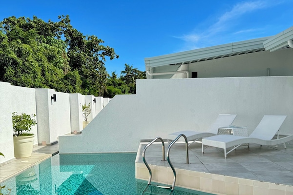 Kamar, 1 Tempat Tidur King, Bebas Asap Rokok, pemandangan kolam renang | 1 kamar tidur, minibar, brankas, dan tirai kedap cahaya