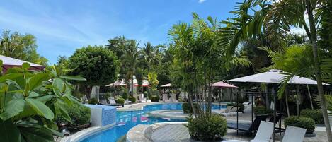 Piscine extérieure, parasols de plage, chaises longues