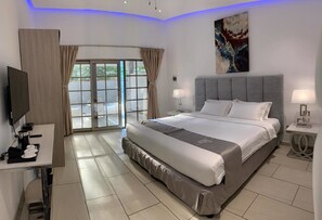 Rom, 1 kingsize-seng, ikke-røyk, bassengutsikt | Minibar, safe på rommet, blendingsgardiner og strykejern/-brett