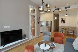 Design-Apartment, 2 Schlafzimmer, Nichtraucher | Wohnbereich | Plasmafernseher