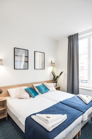 Habitación superior con 1 cama doble o 2 individuales | Caja fuerte, escritorio, espacio para trabajar con un portátil