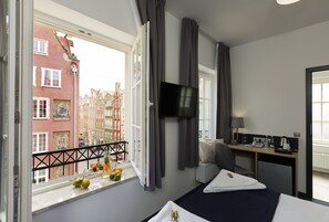 Deluxe Double or Twin Room | In-room safe, desk, laptop workspace, soundproofing