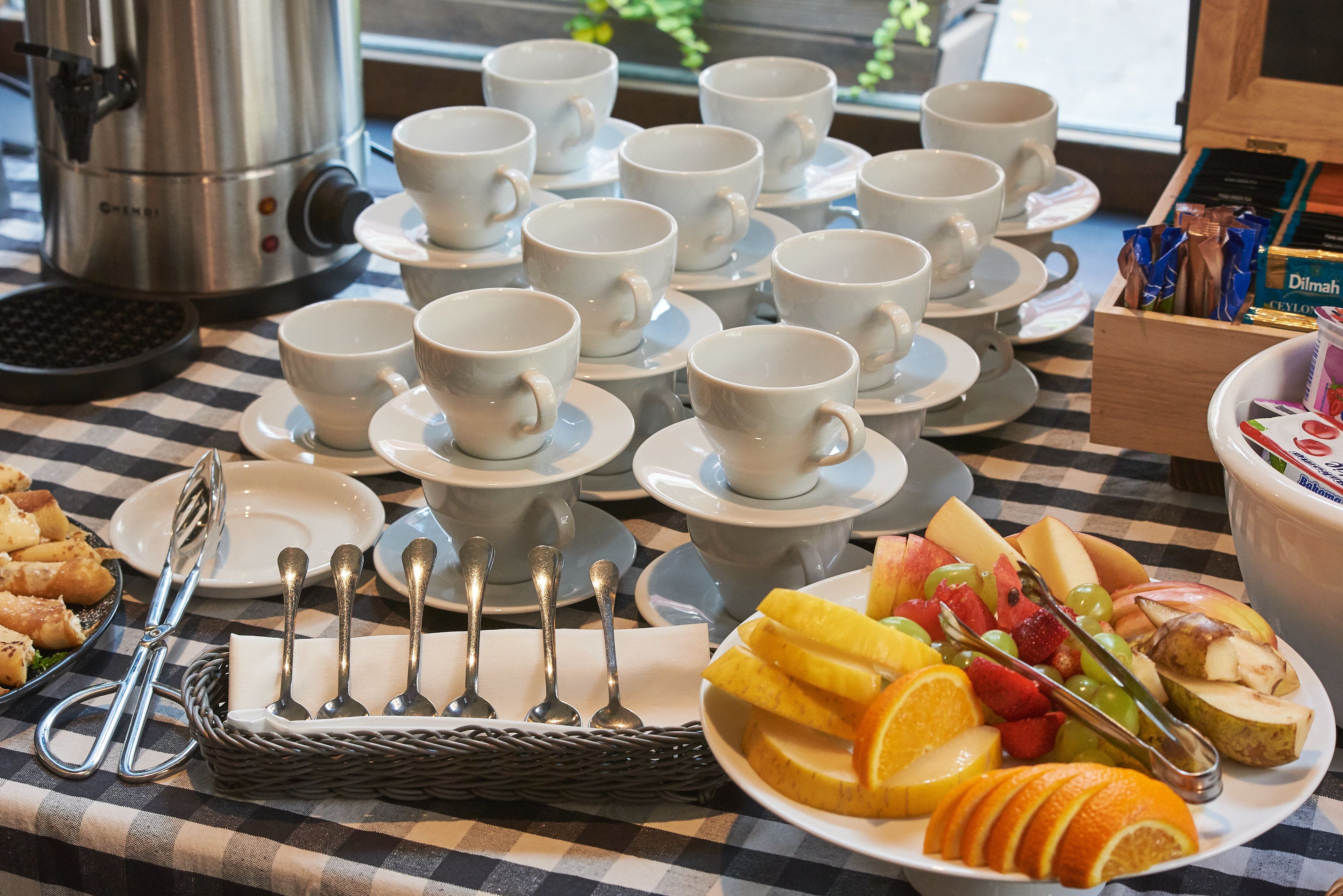 daily buffet breakfast (pln 65 per person)
