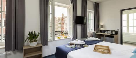 Deluxe kamer, 1 twee- of 2 eenpersoonsbedden | 1 slaapkamer, een kluis op de kamer, een bureau, een laptopwerkplek