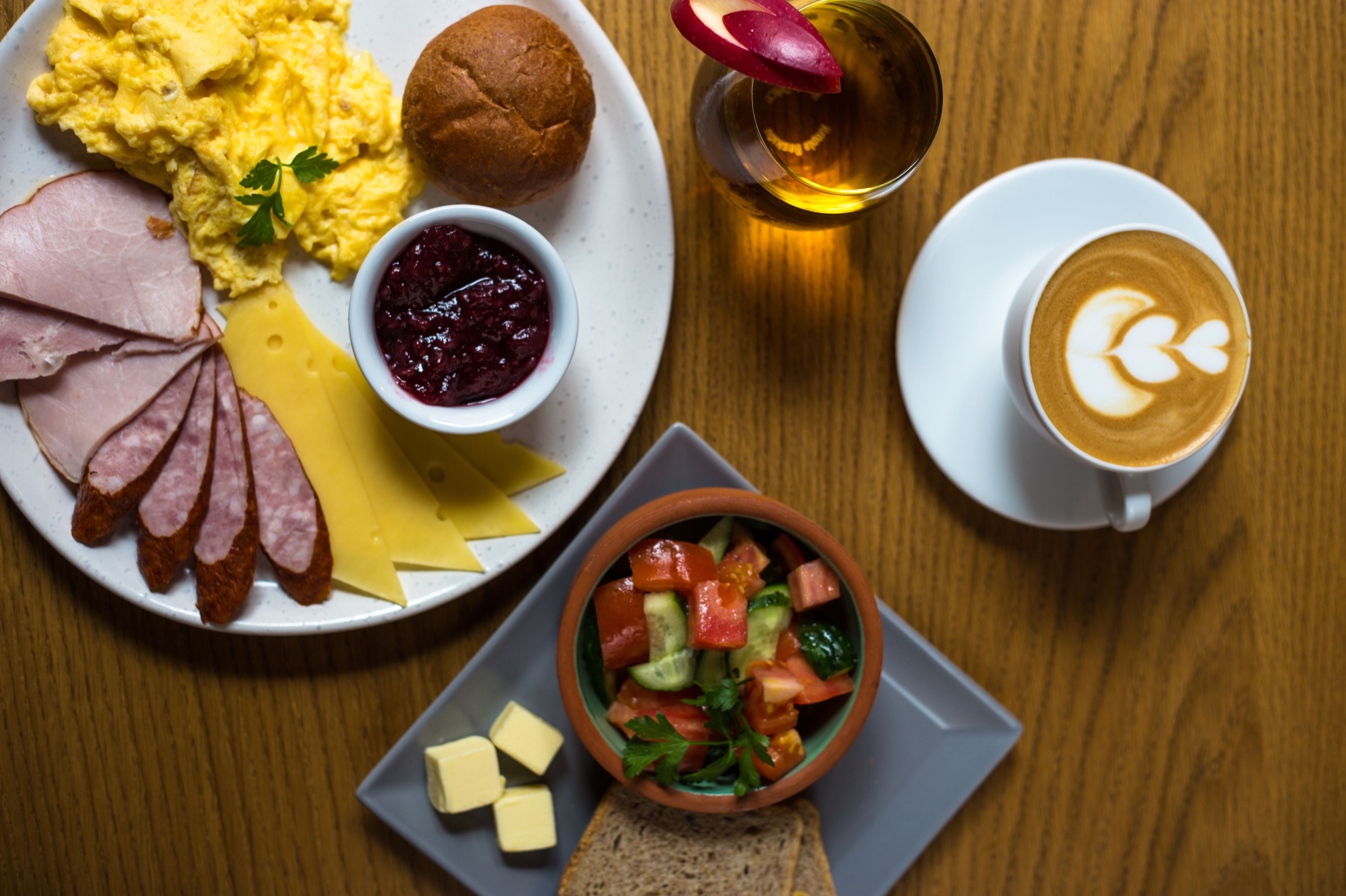 daily buffet breakfast (pln 65 per person)