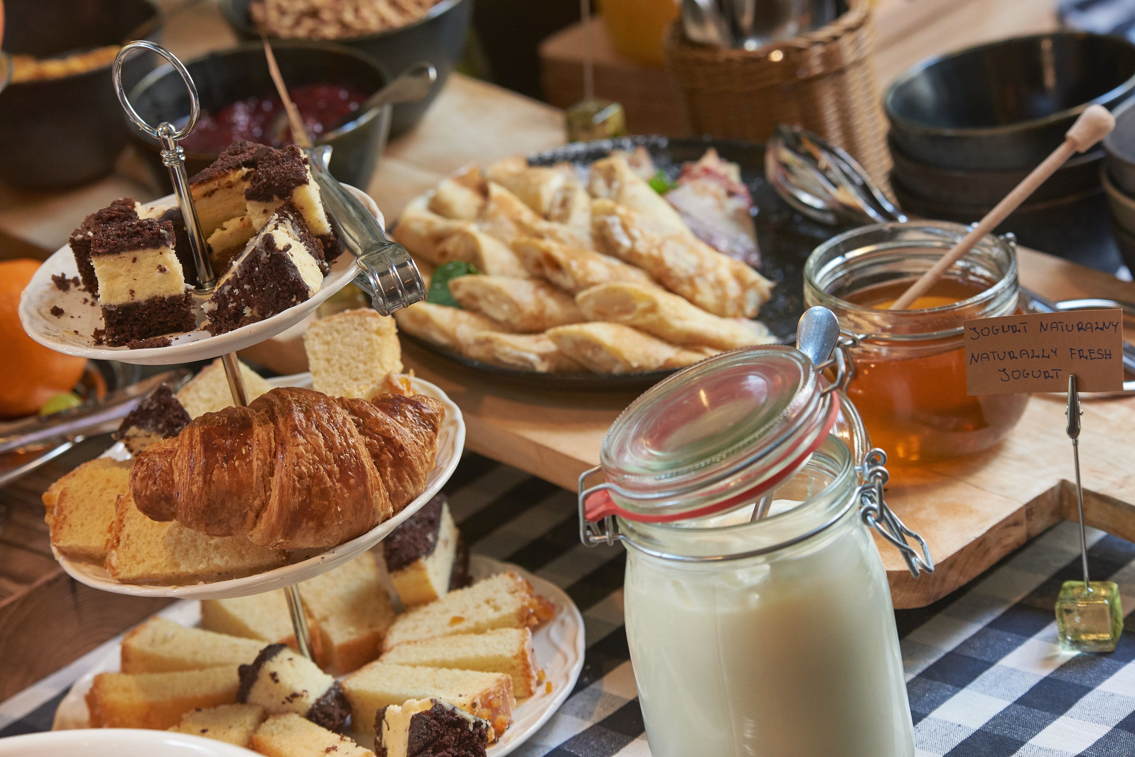 daily buffet breakfast (pln 65 per person)