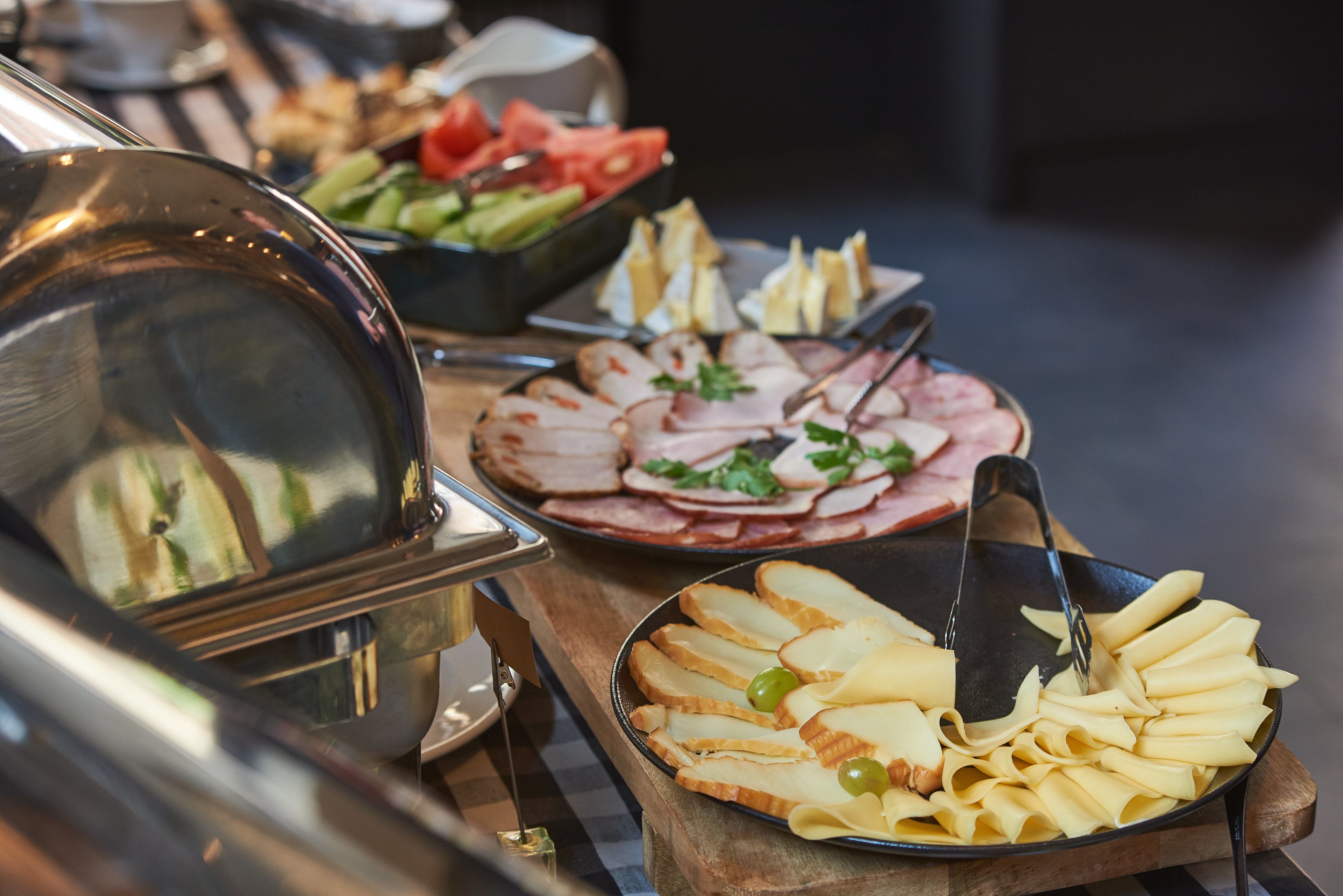 daily buffet breakfast (pln 65 per person)