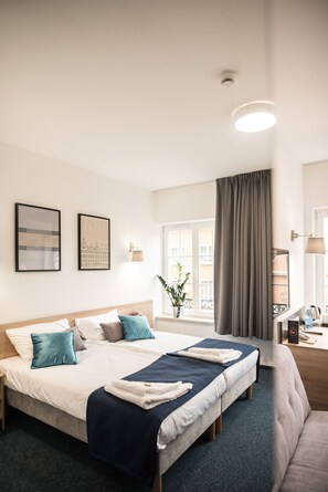 Habitación superior con 1 cama doble o 2 individuales | Caja fuerte, escritorio, espacio para trabajar con un portátil