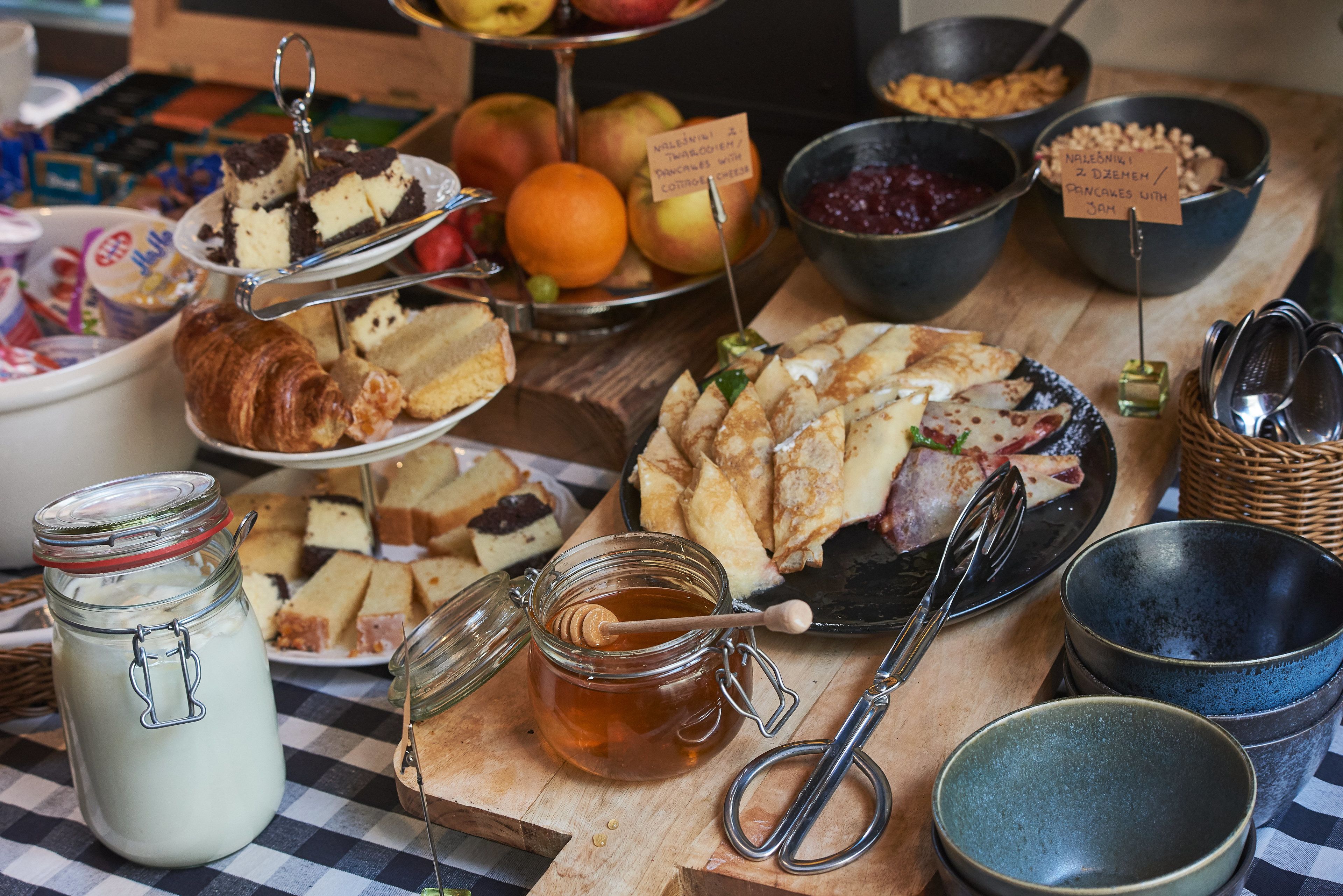 Daily buffet breakfast (PLN 65 per person)