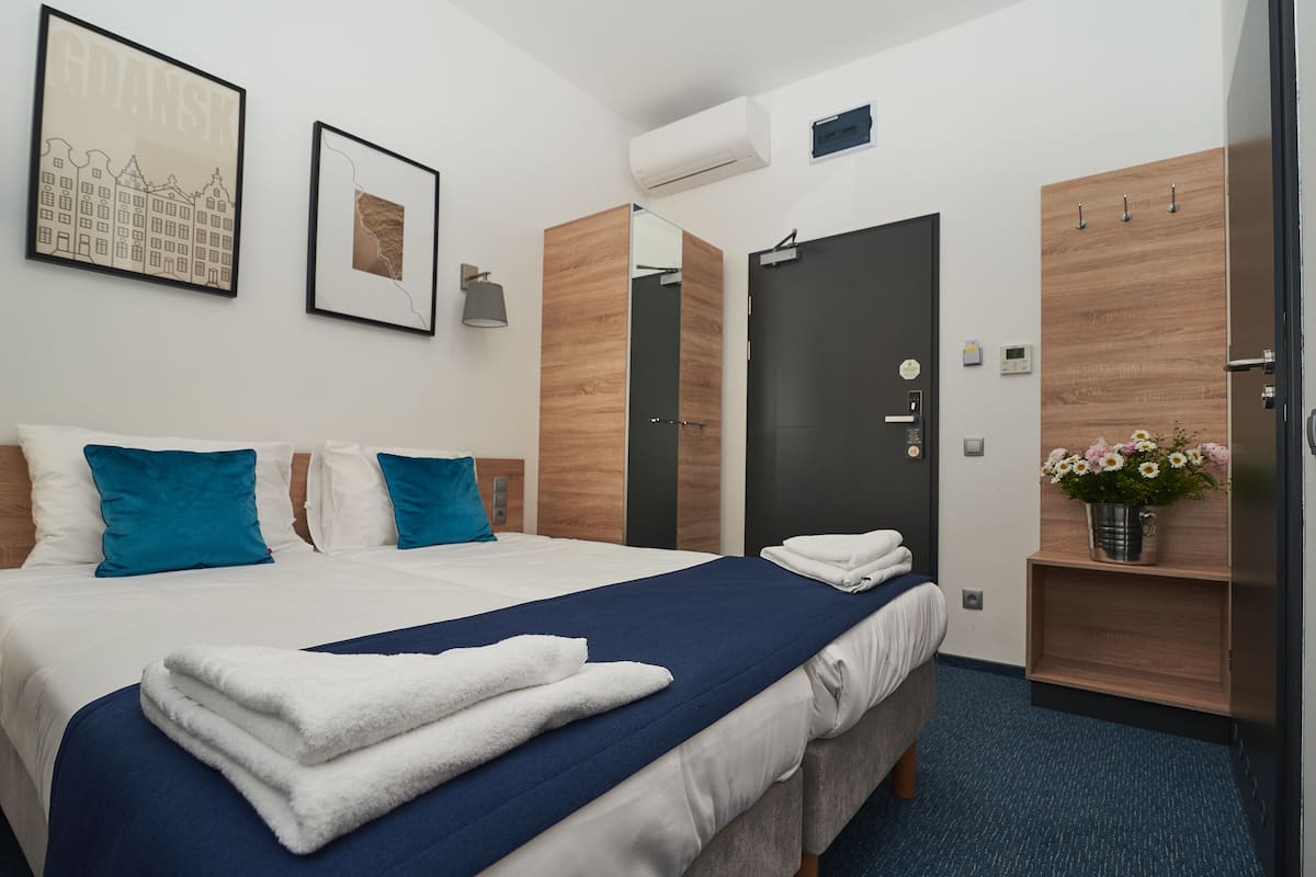 1 habitación, caja de seguridad en la habitación y escritorio