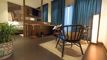 Traditional Suite, 1 Queen Bed, Non Smoking | In-room safe, soundproofing, free WiFi, bed sheets