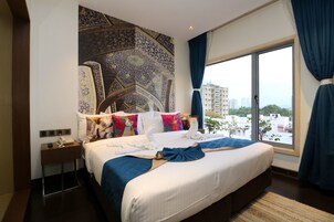 Traditional Suite, 1 Queen Bed, Non Smoking | In-room safe, soundproofing, free WiFi, bed sheets