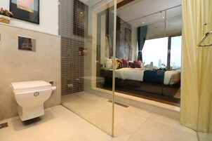 Traditional Suite, 1 Queen Bed, Non Smoking | Bathroom | Shower