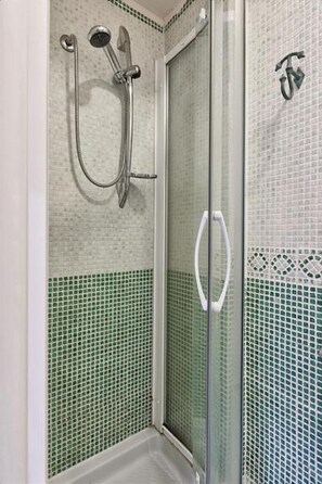 Căn hộ, 1 phòng ngủ | Buồng tắm vòi sen