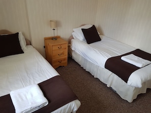 Eenvoudige Twin kamer | Een strijkplank/strijkijzer, gratis wifi, beddengoed