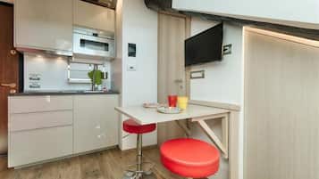 Studio | Private kitchenette | Fridge, microwave, stovetop, electric kettle
