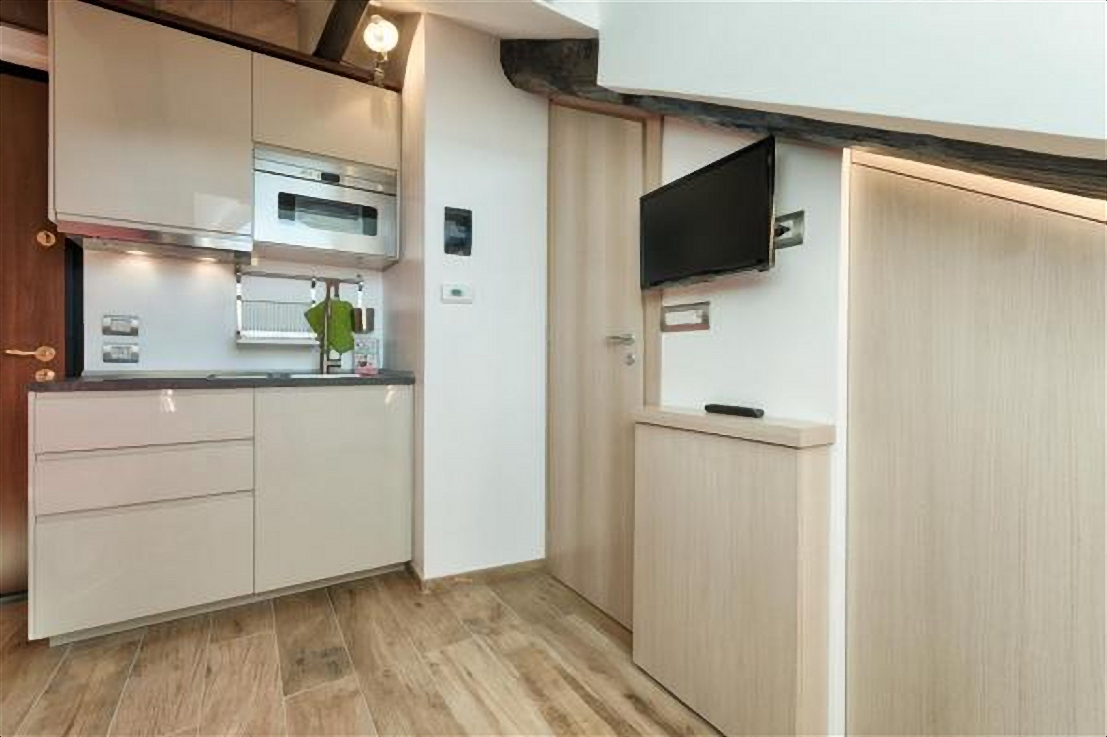 Studio | Private kitchenette | Fridge, microwave, stovetop, electric kettle