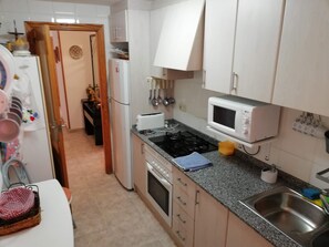 Kylskåp, mikrovågsugn, ugn och kaffe- och tebryggare