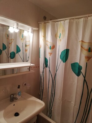 Bathtub, towels