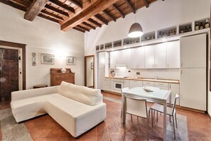 Appartamento, 1 camera da letto | Area soggiorno | TV a schermo piatto