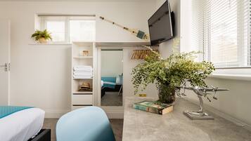 2 bedrooms, in-room safe, iron/ironing board, travel crib