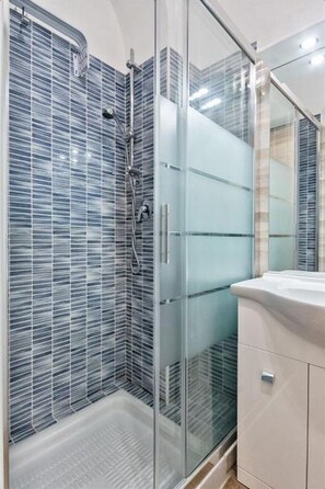 Studio | Bathroom | Shower, hair dryer, bidet, towels - Torino Aurora Cozy Studio (Turin)