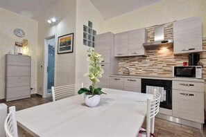 Studio | Private kitchenette | Fridge, microwave, oven, stovetop - Torino Aurora Cozy Studio (Turin)