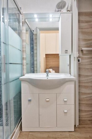 Studio | Phòng tắm | Buồng tắm vòi sen, máy sấy tóc, chậu vệ sinh/vòi rửa, khăn tắm